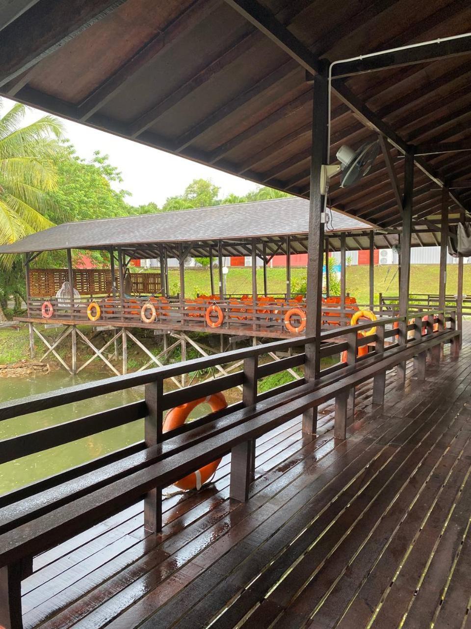 Putra Sentosa Retreat Camp, Sematan Hotel Kültér fotó