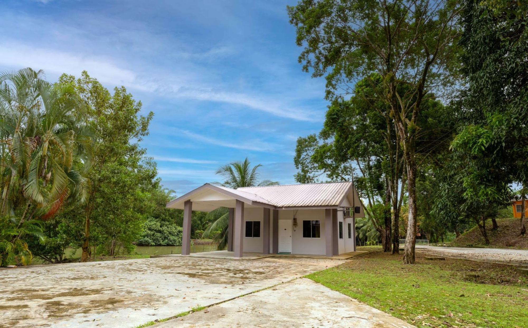 Putra Sentosa Retreat Camp, Sematan Hotel Kültér fotó